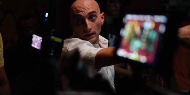 معوض إسماعيل يكشف تفاصيل فيلم «درويلة» برفع شعار الفركش.. «صور»