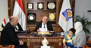محافظ قنا يستأنف استقبال المواطنين بمكتبه لبحث شكواهم