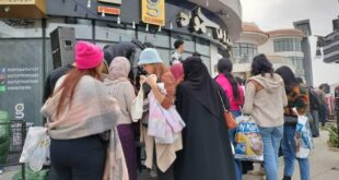 إقبال الالاف من أبناء بورسعيد و زائريها  علي مول الملابس المستعملة  outlet