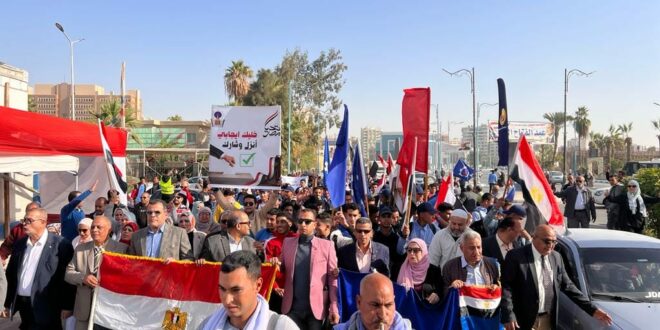 المزمار البلدي والاغاني الوطنية والناخبين السوايسة يرفعون علم مصر