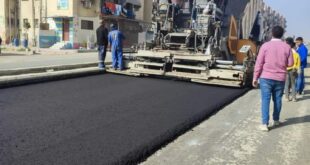 بدء أعمال وضع طبقةالأسفلت الأولى بشارع الحراسات وشارع البحيره بحي الزهور