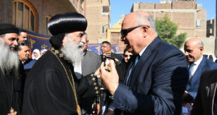 محافظ قنا يقدم التهنئة لأقباط  قوص ونقادة بمناسبة عيد الميلاد المجيد 